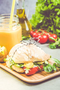 Ev yapımı sağlıklı salata sandviç