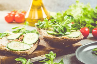 Sağlıklı kahvaltı sandviç yapma