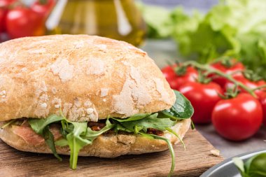 Roket salata ahşap tahta üzerinde taze topuz