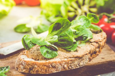 Humus ve salata ile ekmek dilimi