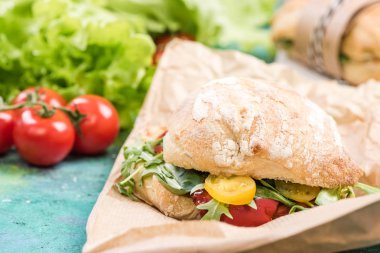 Taze sebzeli sağlıklı sandviç.