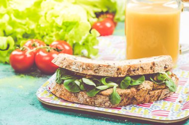 Taze salata ve güler yüzlü tepsi ile çavdar ekmeği