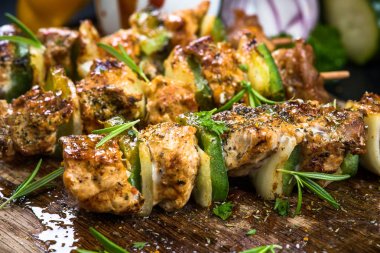 Izgara et ve sebze şişleri ahşap tahta üzerinde