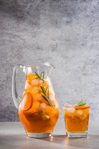 Крижаний персиковий чай в глечику — стокове фото