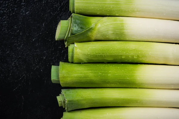 Garden fresh organic leek on dark slate — Stock Photo, Image