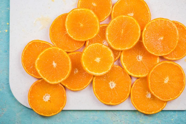 Vibrant orange slices on board — Stock Photo, Image