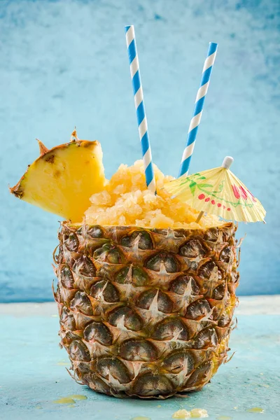 Sorbetto freddo al ghiaccio servito nell'ananas — Foto Stock