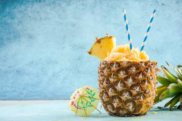 Servire granita di ghiaccio tropicale nell'ananas — Foto Stock