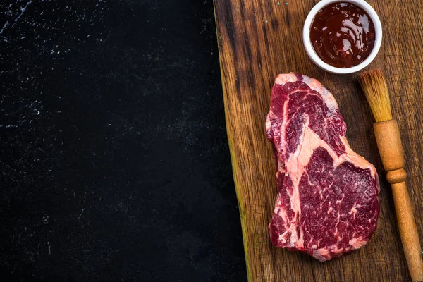 Ruwe BBQ-biefstuk met glazuur, kopie ruimte — Stockfoto