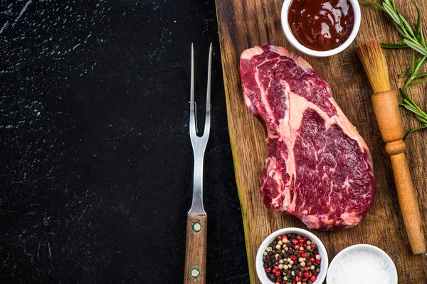 Carne de res con especias y hierbas, plantilla de meny — Foto de Stock