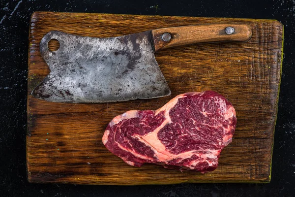बटर कुर्हाड आणि गोमांस मांस स्टेकचा तुकडा — स्टॉक फोटो, इमेज