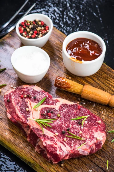 Bife de carne de vaca temperada para grelhar — Fotografia de Stock