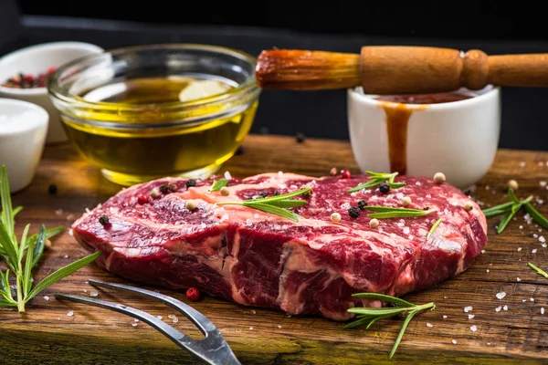 Voorbereiden Marineer voor biefstuk van de Bbq — Stockfoto