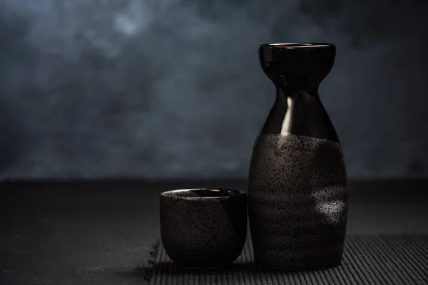 Tradycyjne ceramiczne zestaw picia sake — Zdjęcie stockowe