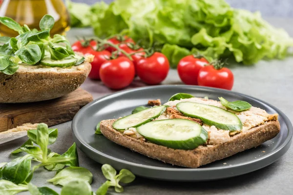 Hacer sándwich de brunch saludable — Foto de Stock