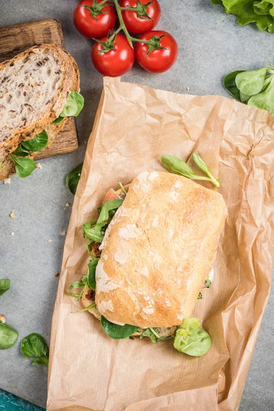Preparación de sándwich saludable para el trabajo o el almuerzo — Foto de Stock