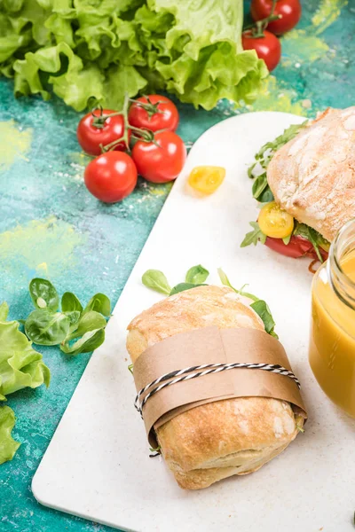 Preparación de un almuerzo saludable para la escuela o el trabajo — Foto de Stock