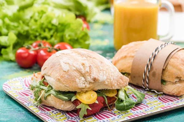 Bollos con verduras de temporada en bandeja — Foto de Stock