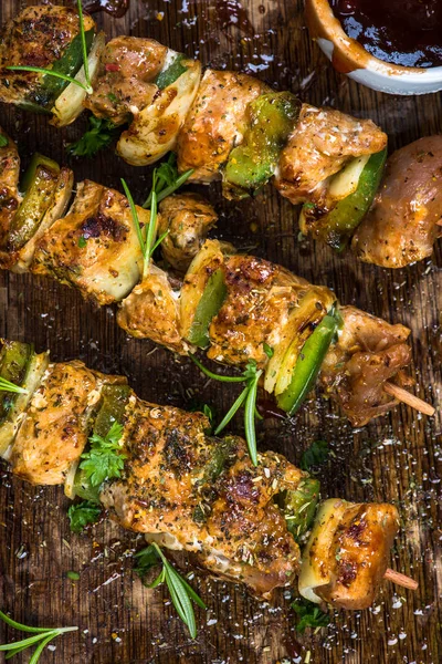 Grilled skewers with herbs, close up, top view — Stock Photo, Image
