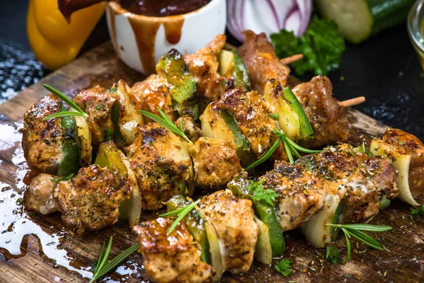 Grilled skewers with meat and vegetables served on board — Stock Photo, Image