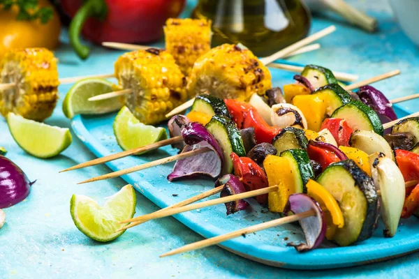 Colorful and healthy vegetable grilled skewers — Stock Photo, Image