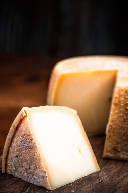Yaşlanmış Sert Peynir Tekerleği ve Üçgen Kesimi. Günlük Mahzeni ve Yerel 