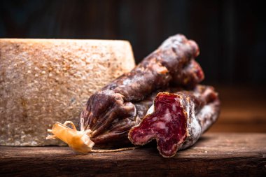 Geleneksel Gıda Pazarı 'ndan peynirli ve salamlı sosis