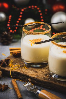 Eggnog Geleneksel Noel Kokteyli