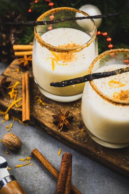 Cinamon 'lu geleneksel Eggnog. Şenlikli Noel Yemeği ve Drin