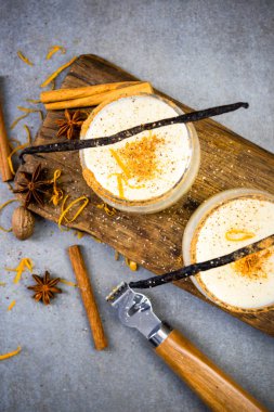Cinamon 'lu geleneksel Eggnog. Şenlikli Noel Yemeği ve Drin