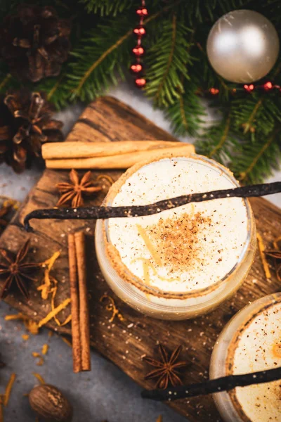 Eggnog geserveerd op feestelijk versierde kersttafel — Stockfoto