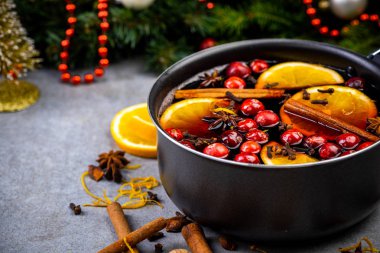 Meyve ve Baharatlı Sıcak Şarap Festivali İçeceği