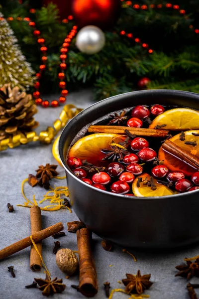 Glühwein met traditionele ingrediënten op feestelijke kerstmis Ta — Stockfoto