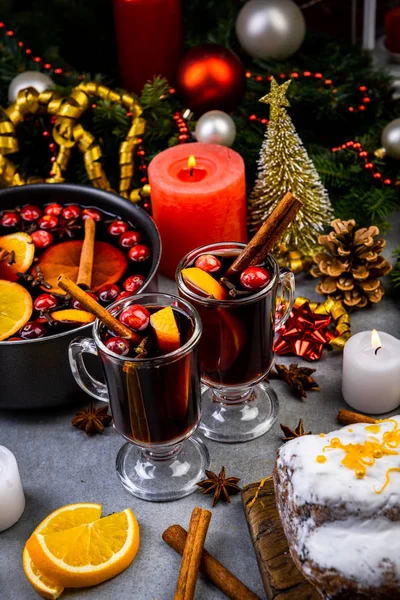 Kerstmis vieren met zelfgemaakte glühwein — Stockfoto