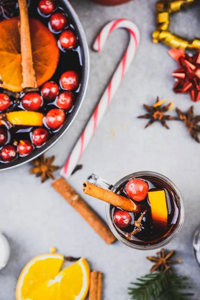 Glühwein met traditionele ingrediënten op feestelijke kerstmis Ta — Stockfoto