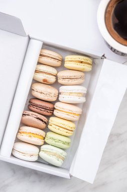 Coronavirus COVID-19 için hastaların kan örneklerini test ediyorum. Doktor Masasında Kan Numunesi içeren Test Tüpü.