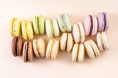 Pastel Arkaplanda Renkli Makarna Seçimi