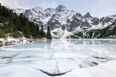Polonya 'daki Zakopane yakınlarındaki Sea Eye Gölü veya Morskie Oko' da kış.