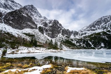 Polonya 'daki Zakopane yakınlarındaki Sea Eye Gölü veya Morskie Oko' da kış.