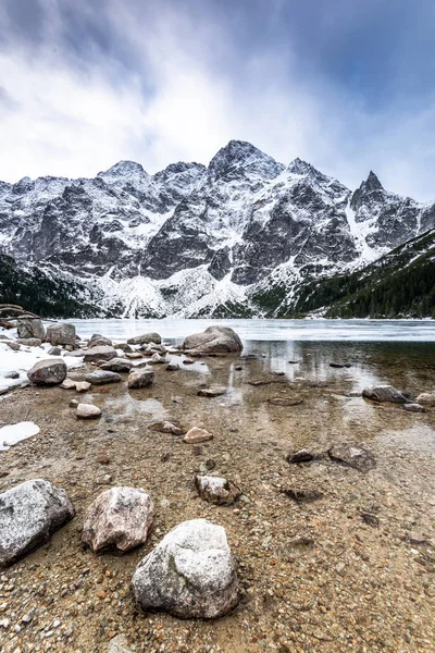 Inverno a Morskie Oko o Sea Eye Lake in Polonia Montagne Tatra — Foto Stock