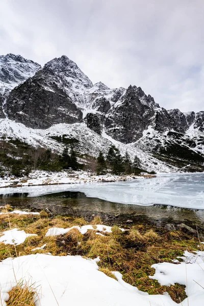 Invierno en Morskie Oko o Lago del Mar en Polonia Montañas Tatra — Foto de Stock