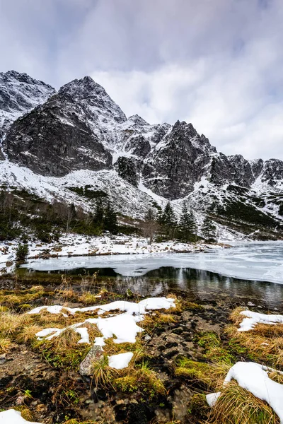 Paisaje escénico en el lago Morskie Oko en Polonia Montañas Tatra a — Foto de Stock