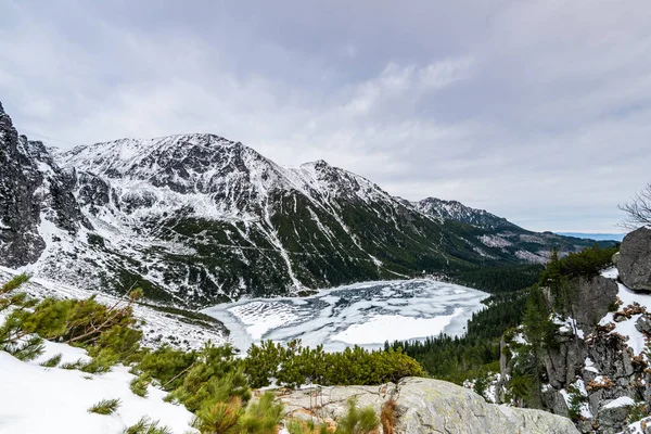 Sea Eye Lake or Morskie Oko in Winter Seen from Black Pond, Pola — Stock Photo, Image