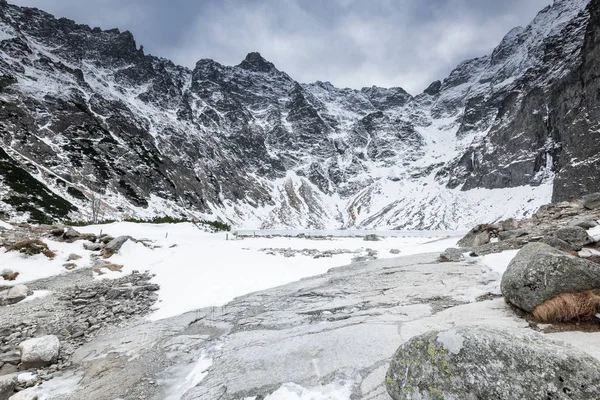 Winter and Snow at Black Pond or Czarny Staw at Rysy Peak in Pol — Stock Photo, Image