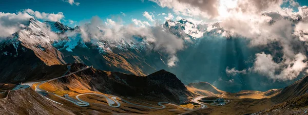 Panoramiczny obraz alpejskiej drogi Grossglockner. Zakrzywiona kręta droga — Zdjęcie stockowe