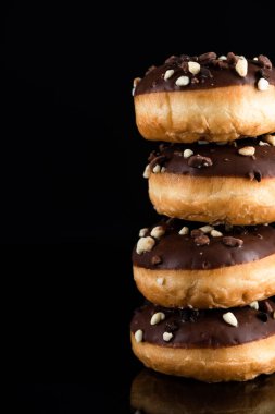 Çikolatalı Donutlar ya da Karanlık Arkaplanda Donut Kulesi. Spa Kopyala