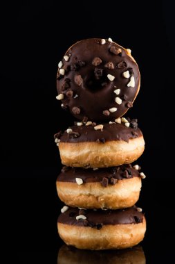 Çikolatalı Donutlar ya da Karanlık Arkaplanda Donut Kulesi. Spa Kopyala