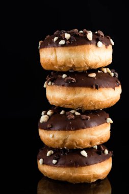 Çikolatalı Donutlar ya da Karanlık Arkaplanda Donut Kulesi. Spa Kopyala