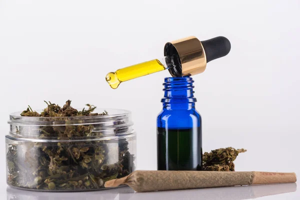 Óleo de Cannabidiol e botões de flor de Cannabis. Marijuana medicinal Conc — Fotografia de Stock