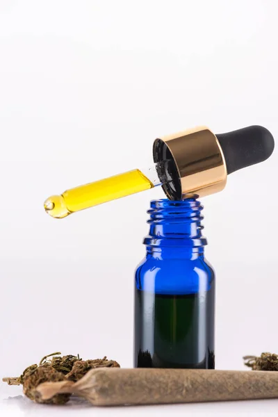 Σταγονομετρήστε με Cbd Cannabidiol Oil. Ιατρική μαριχουάνα και κάνναβη — Φωτογραφία Αρχείου